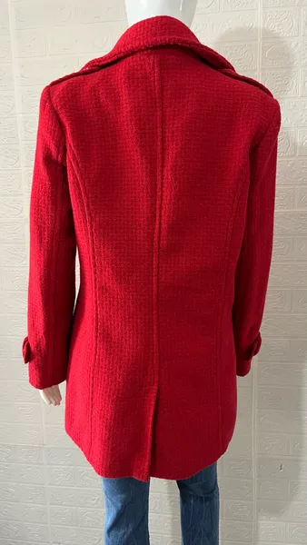 Sobretudo feminino vermelho acinturado