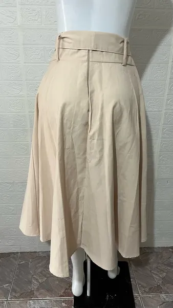 Saia feminina mídi bege rodada com bolsos. (novo)