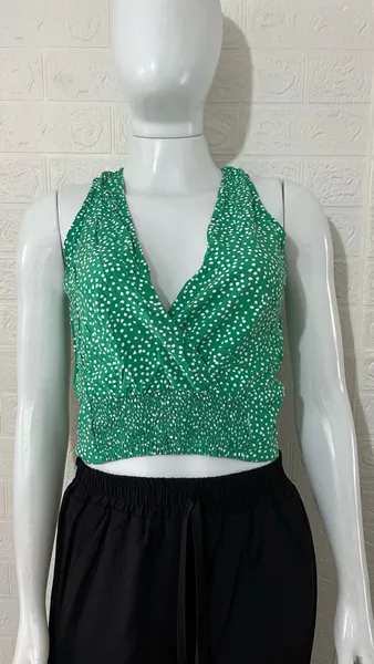 Cropped feminino verde com decote V
