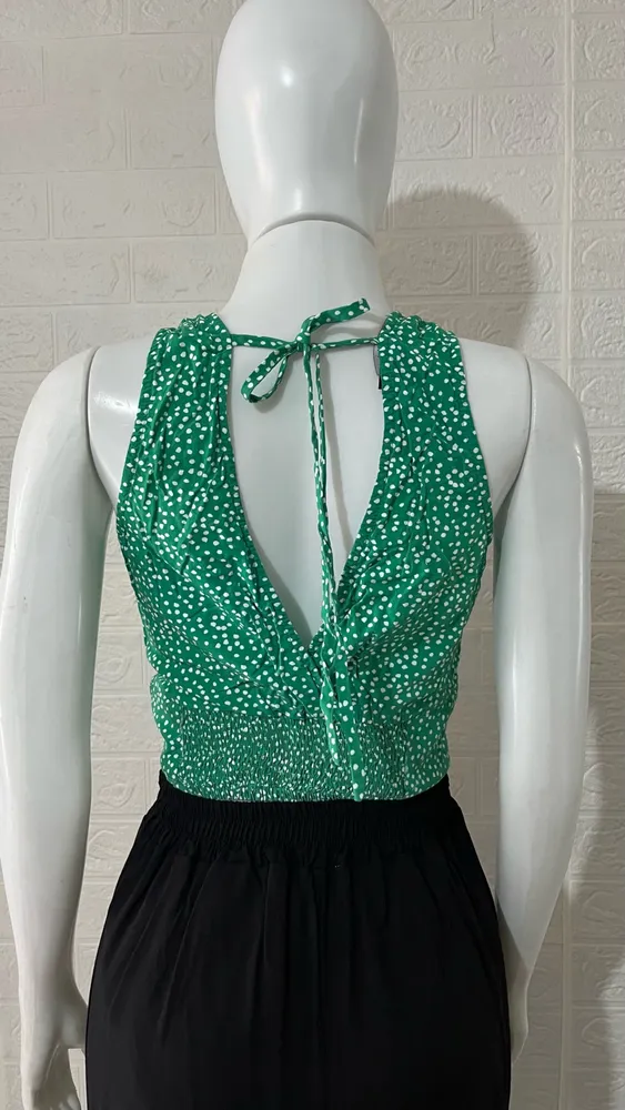 Cropped feminino verde com decote V