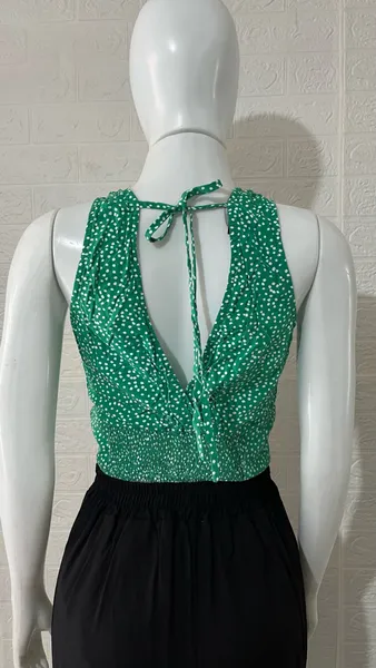 Cropped feminino verde com decote V