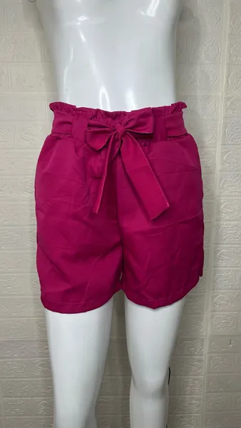 Shorts feminino alfaiataria rosa com laço