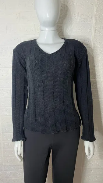Suéter feminino preto de tricô com gola V