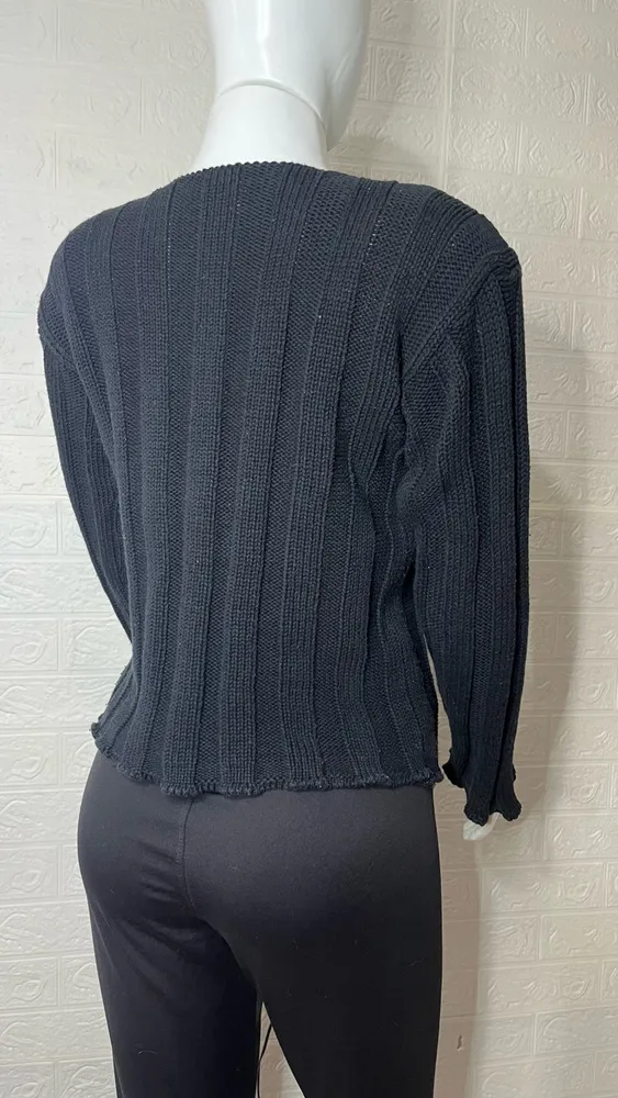 Suéter feminino preto de tricô com gola V