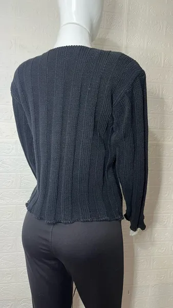 Suéter feminino preto de tricô com gola V
