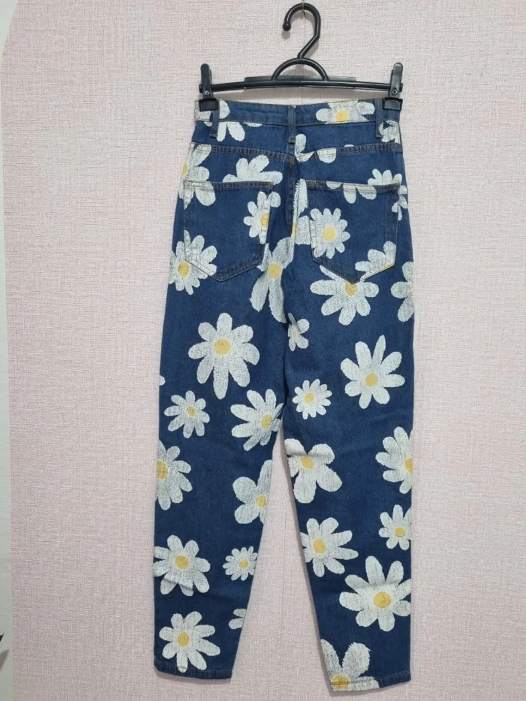 CALÇA JEANS COM ESTAMPA DE FLORES FARM