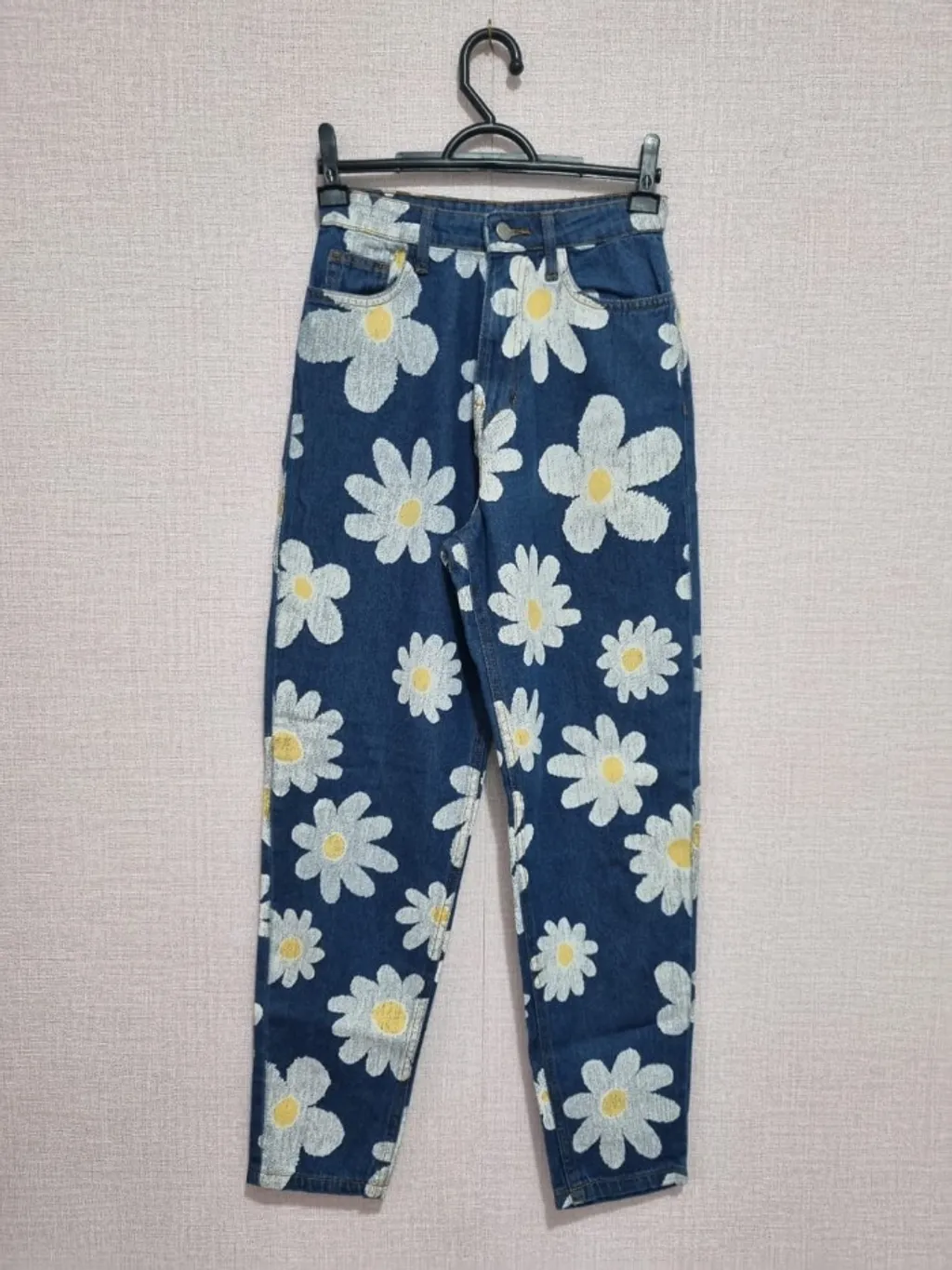 CALÇA JEANS COM ESTAMPA DE FLORES FARM