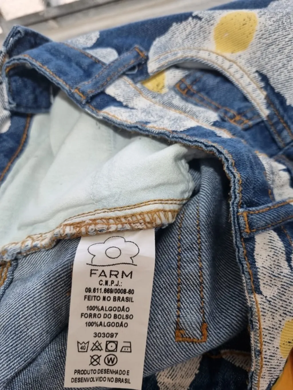CALÇA JEANS COM ESTAMPA DE FLORES FARM