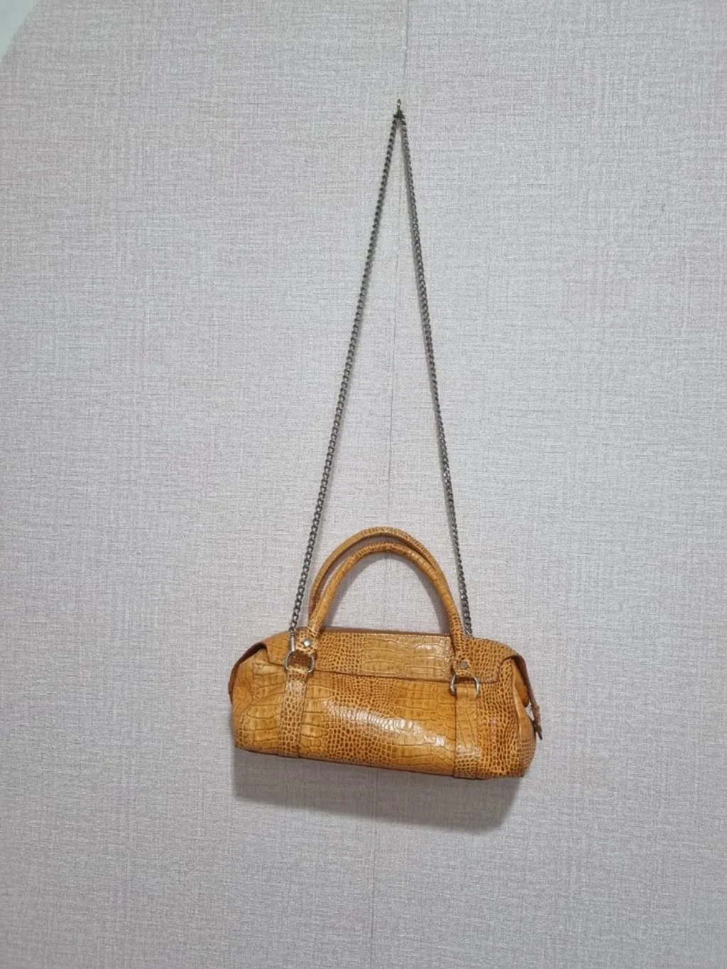 Bolsa vintage em couro laranja com alça de corrente