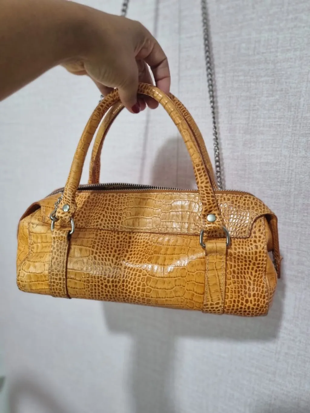 Bolsa vintage em couro laranja com alça de corrente