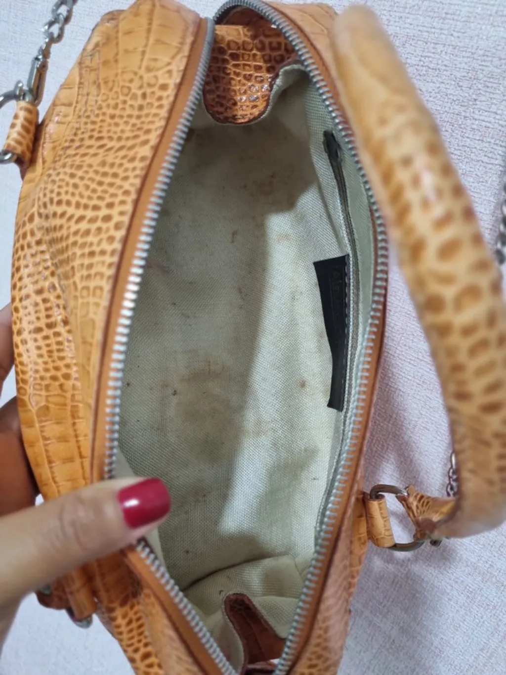 Bolsa vintage em couro laranja com alça de corrente
