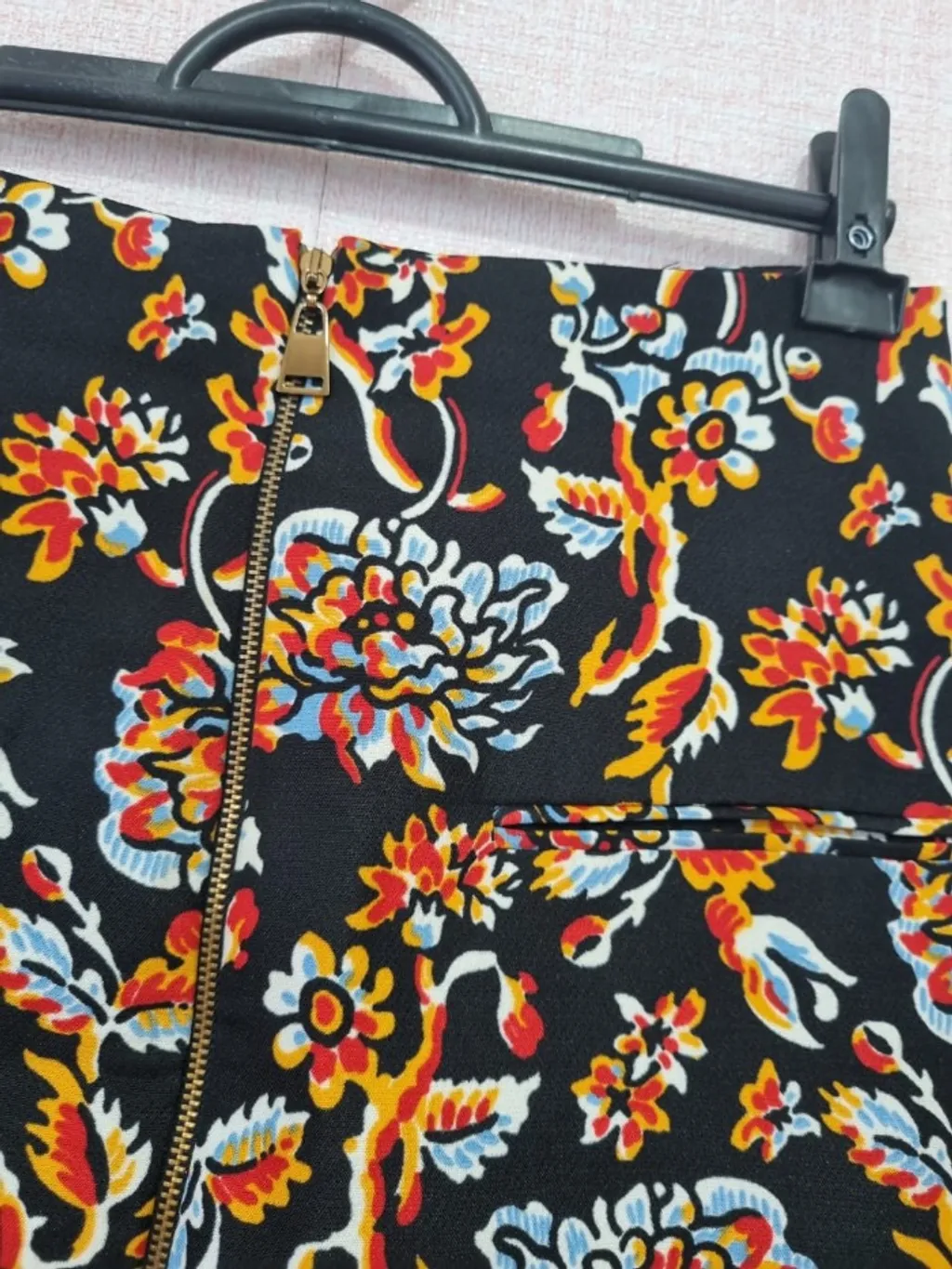 Saia SINO PRETA COM ESTAMPAS FLORAIS ZARA