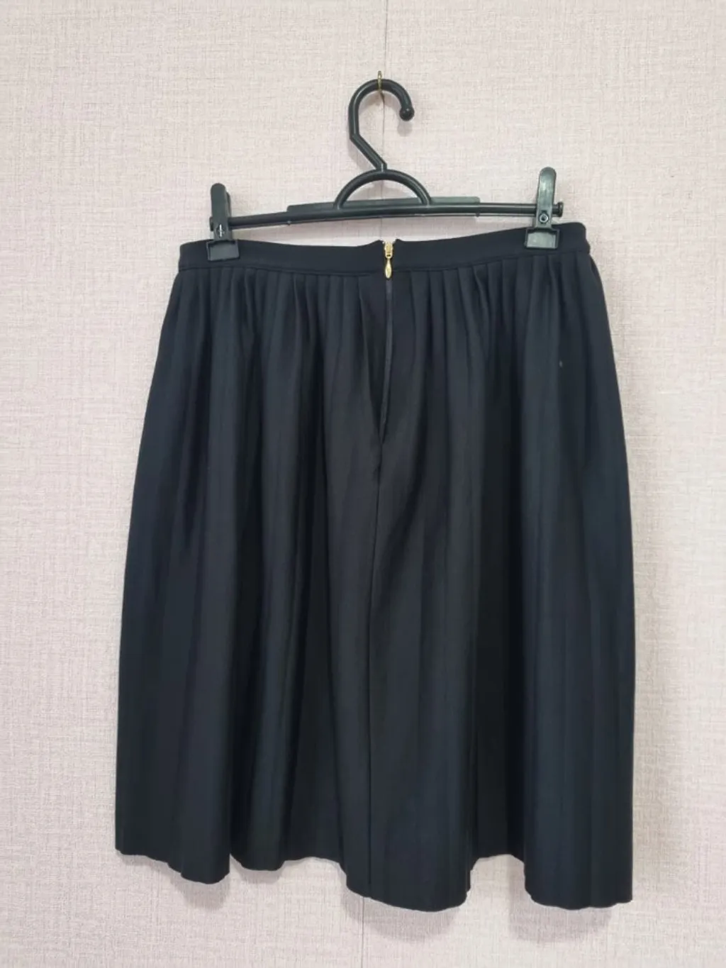 SAIA PRETA CINTURA ALTA PLISSADA LANÇA PERFUME