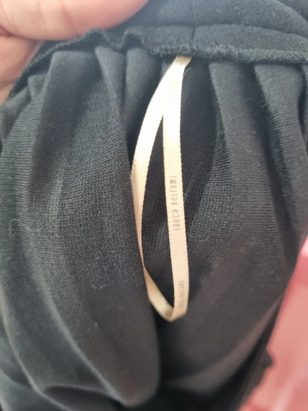 SAIA PRETA CINTURA ALTA PLISSADA LANÇA PERFUME