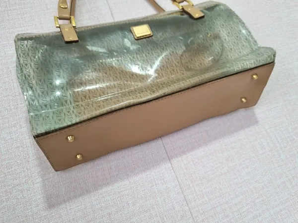 Bolsa Monica Sanches em verniz e couro bege