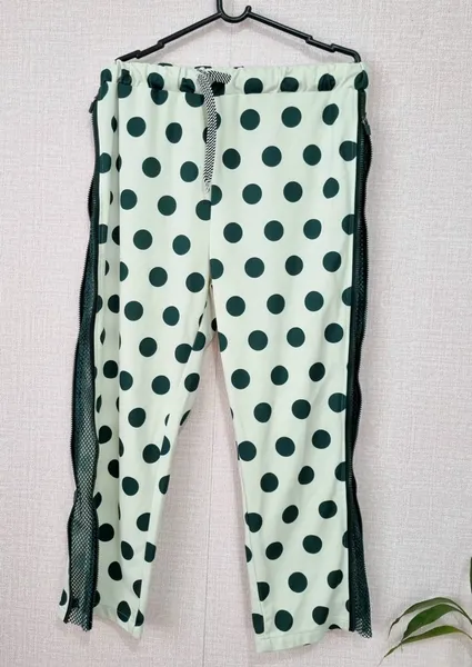 Calça Jogger de poa branca e verde Farm