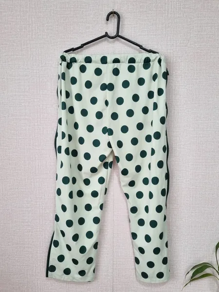 Calça Jogger de poa branca e verde Farm