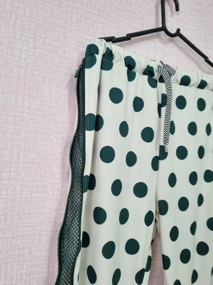 Calça Jogger de poa branca e verde Farm