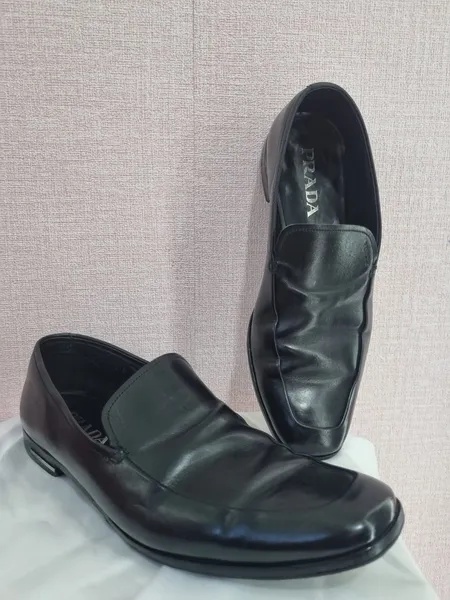 Mocassins em couro preto PRADA