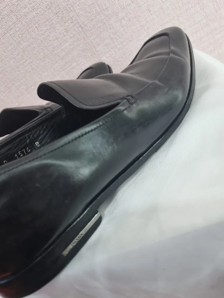 Mocassins em couro preto PRADA