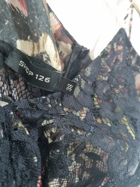 Vestido longo estampado com detalhes em renda Shop 126