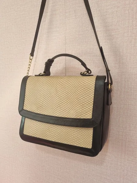 Bolsa em couro alça de mão e transversal CORI