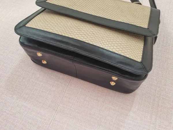 Bolsa em couro alça de mão e transversal CORI