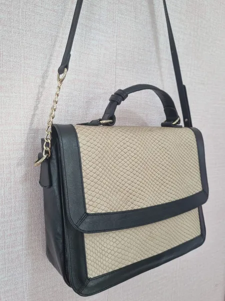 Bolsa em couro alça de mão e transversal CORI