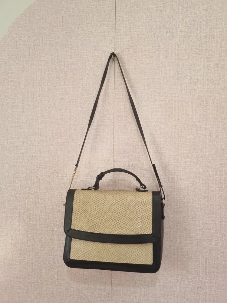 Bolsa em couro alça de mão e transversal CORI