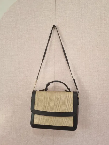 Bolsa em couro alça de mão e transversal CORI