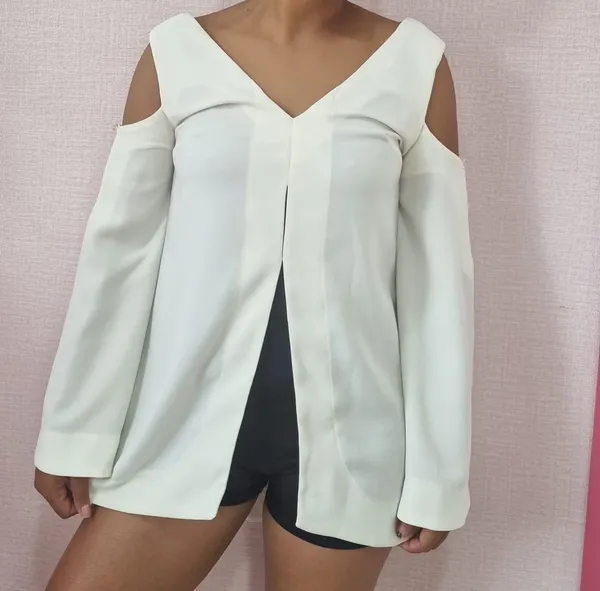 BLUSA DE MANGAS AMPLAS E RECORTES LILLY SARTI