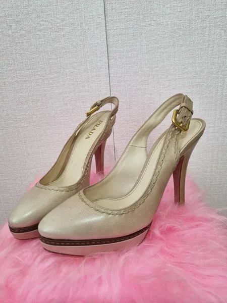 sapato de couro bege  com Salto PRADA