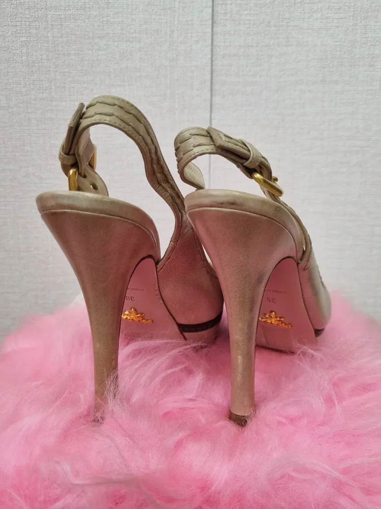 sapato de couro bege  com Salto PRADA