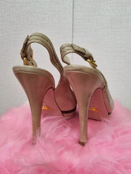 sapato de couro bege  com Salto PRADA