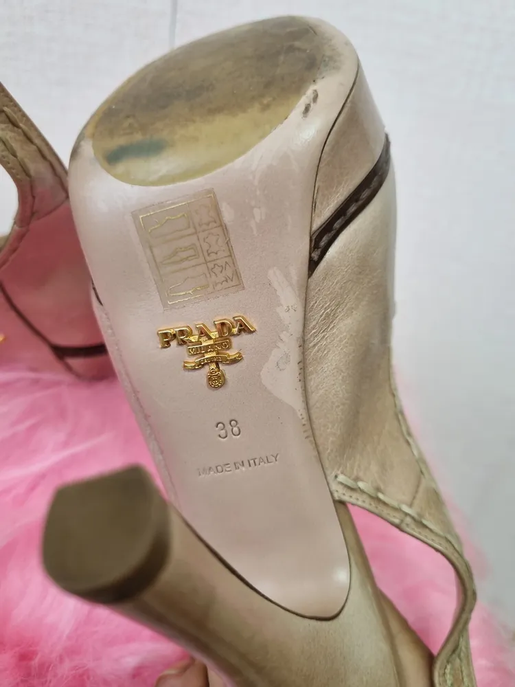 sapato de couro bege  com Salto PRADA