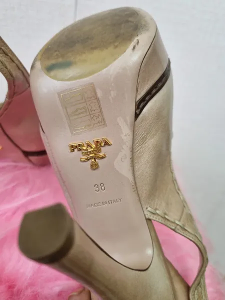 sapato de couro bege  com Salto PRADA
