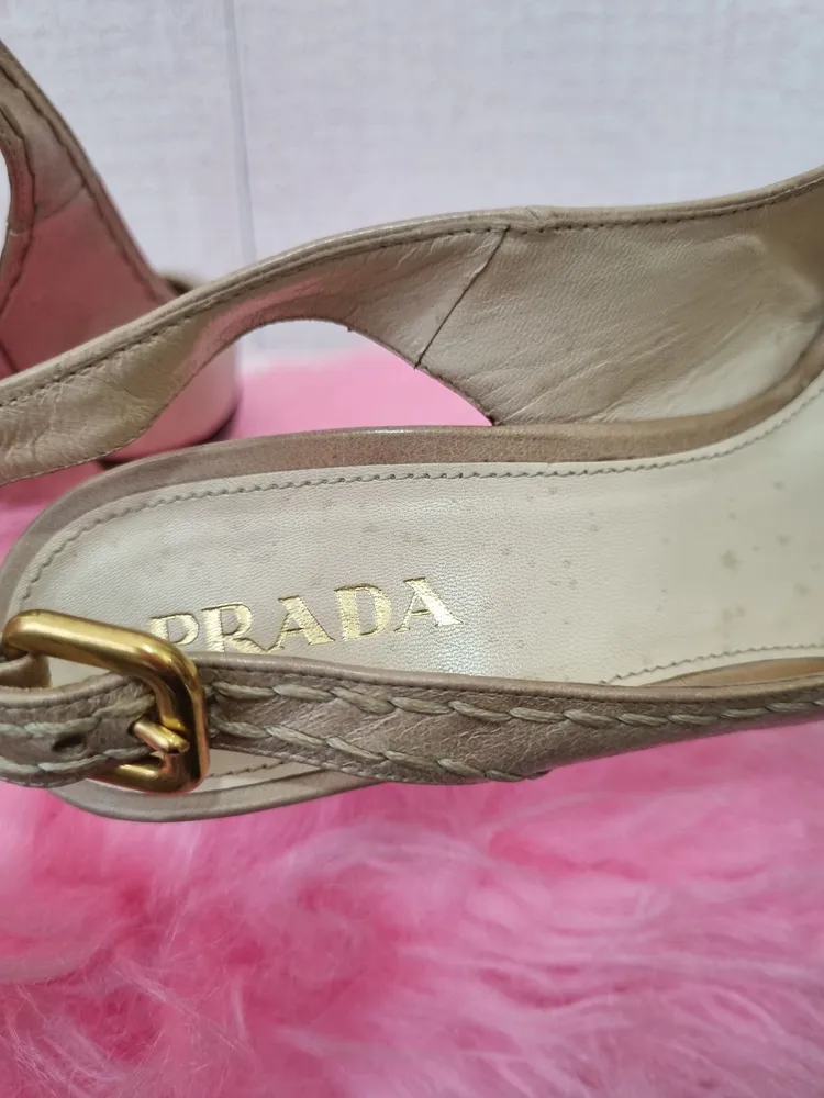sapato de couro bege  com Salto PRADA