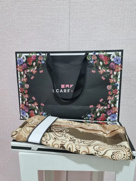 Lenço em seda pura estampado Scarf Me