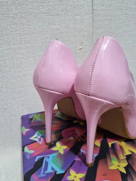 SCARPIN EM VERNIZ SALTO ROSA ONDULADO