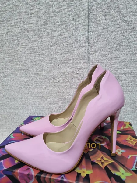 SCARPIN EM VERNIZ SALTO ROSA ONDULADO