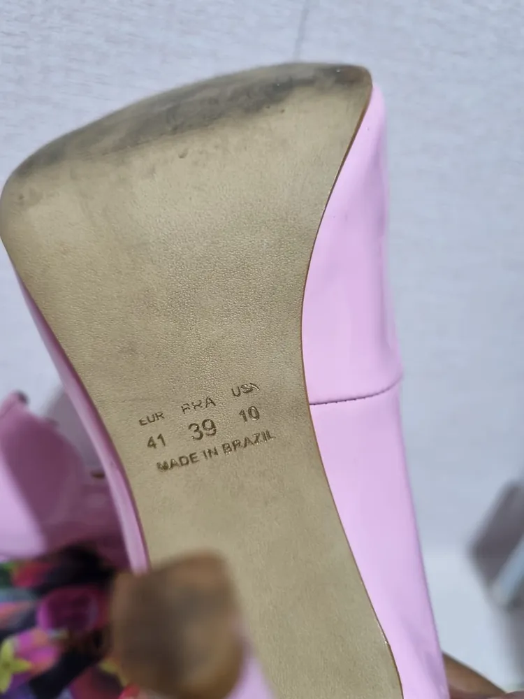 SCARPIN EM VERNIZ SALTO ROSA ONDULADO
