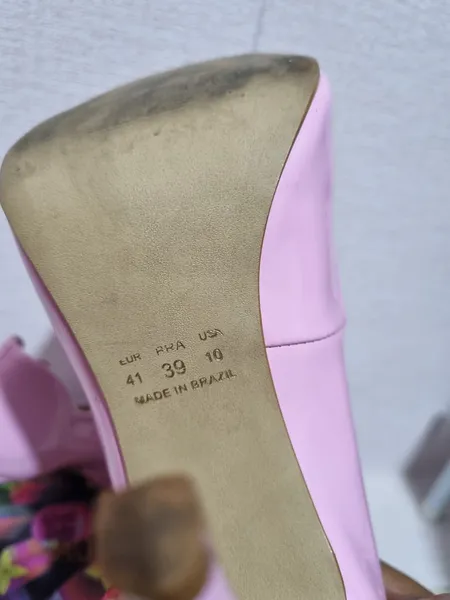 SCARPIN EM VERNIZ SALTO ROSA ONDULADO