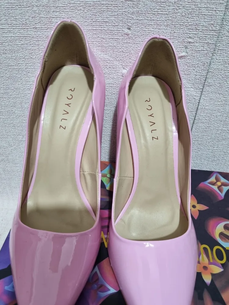 SCARPIN EM VERNIZ SALTO ROSA ONDULADO