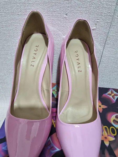 SCARPIN EM VERNIZ SALTO ROSA ONDULADO