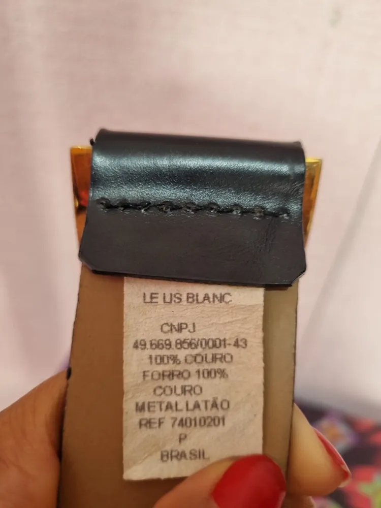 CINTO PRETO EM COURO COM FIVELA DOURADA LE LIS BLANC