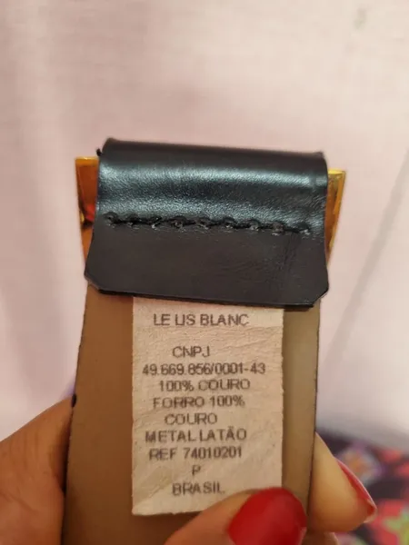 CINTO PRETO EM COURO COM FIVELA DOURADA LE LIS BLANC