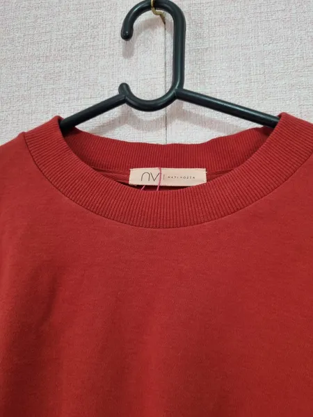 BLUSA DE MANGAS AMPLAS COR TELHA NATI VOZZA