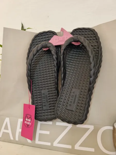 chinelo brizza arezzo preto 36