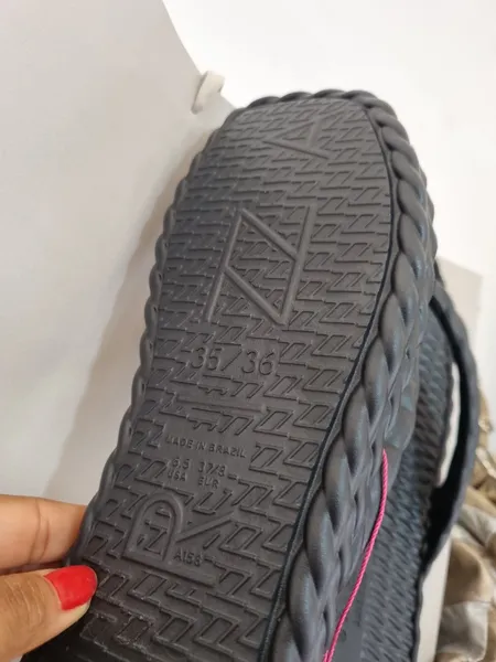 chinelo brizza arezzo preto 36