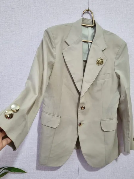 BLAZER BEGA COM BROCHE DOURADO